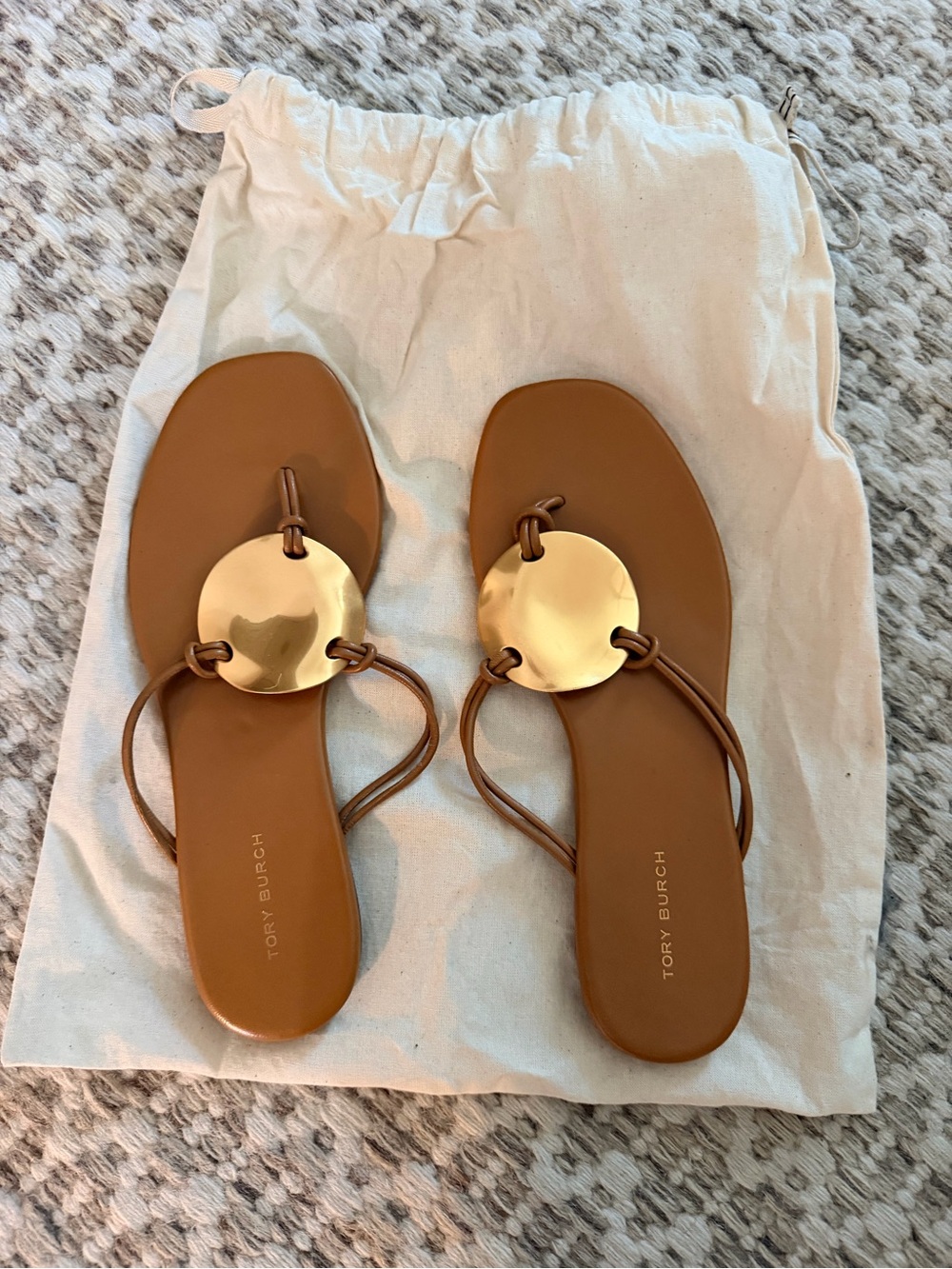Tory Burch Tan Leather Thong Sandals with Gold Disc - Picture 2 of 3